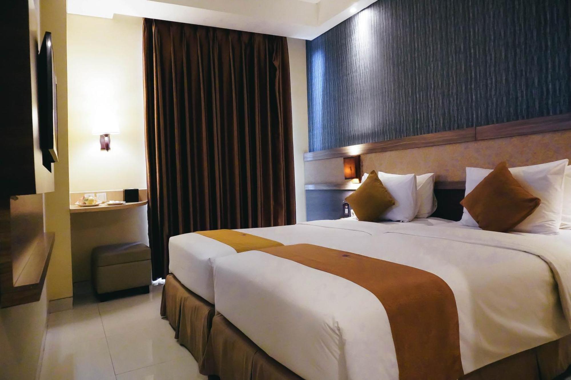 Crystal Lotus Hotel Yogyakarta Exterior photo