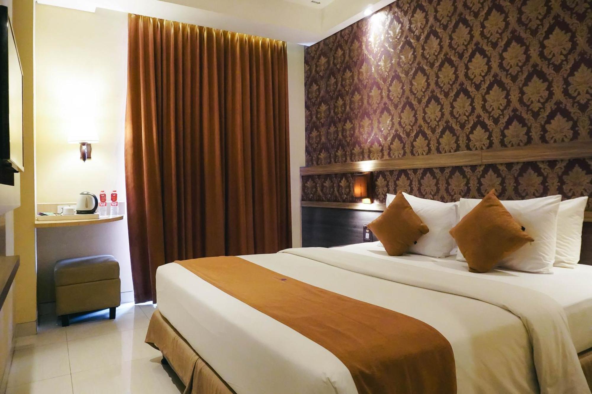 Crystal Lotus Hotel Yogyakarta Exterior photo